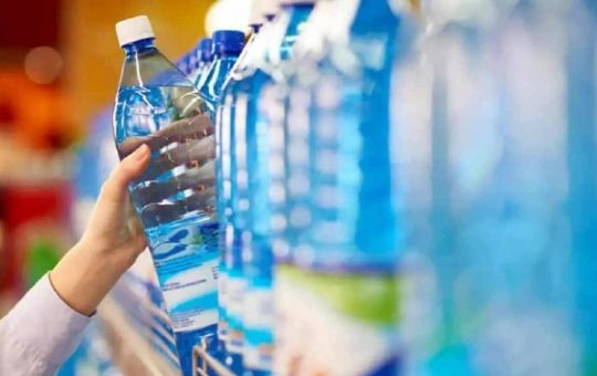 acqua lontana dall'entrata del supermercato