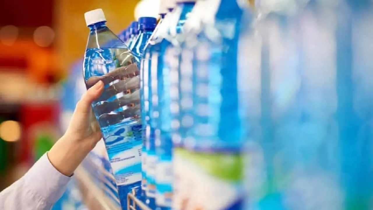 acqua lontana dall'entrata del supermercato