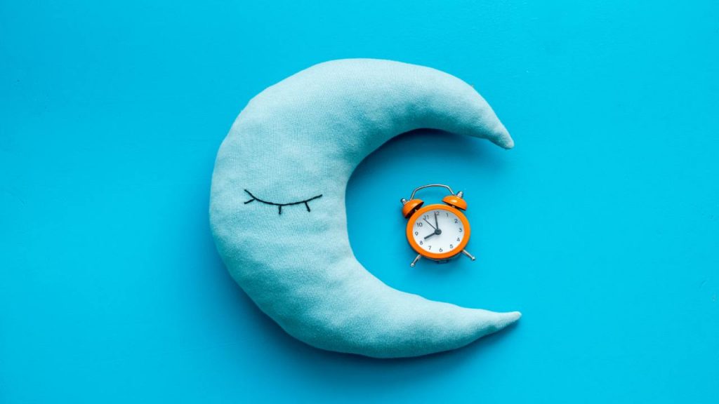 Bisogna dormire almeno 7 ore ma mai più di 9, lo dicono gli esperti