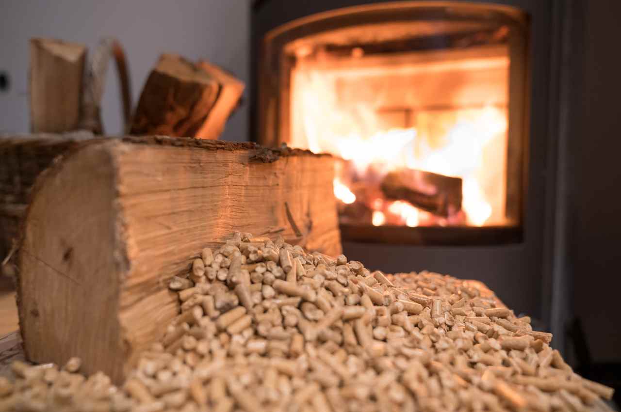 Hybrid wood and pellet stove: This way you can really save money