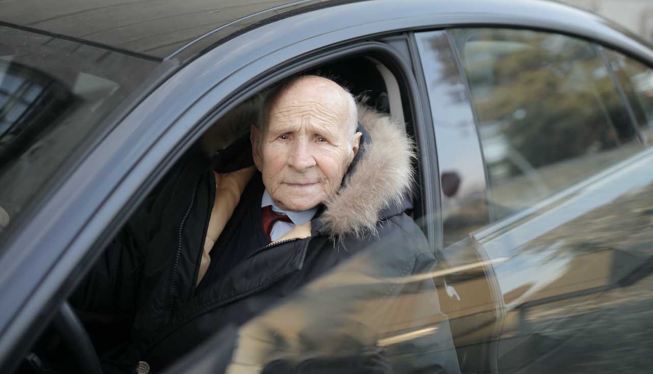Anziano alla guida