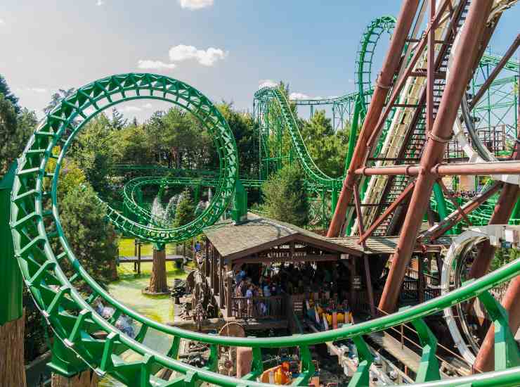 Montagne russe a Gardaland, il parco divertimenti più grande d'Italia. - Solofinanza.it