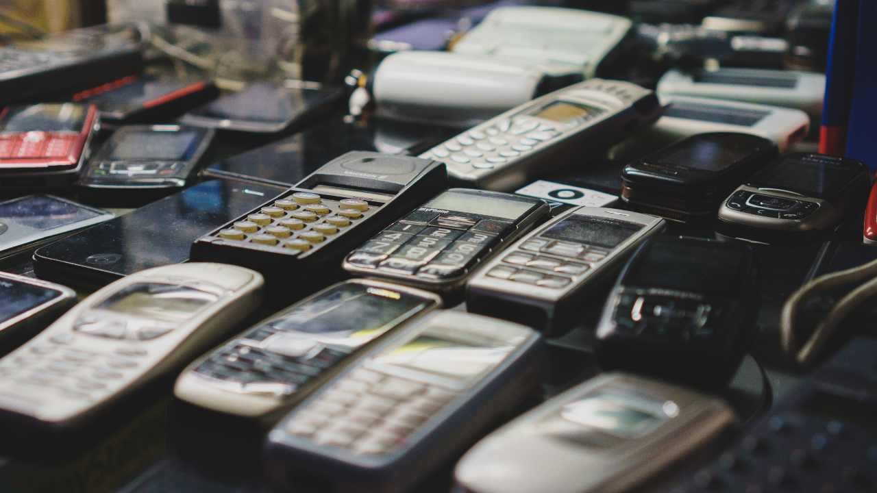 Hai conservato i tuoi vecchi telefoni? Ecco il loro attuale valore di mercato. - Solofinanza.it