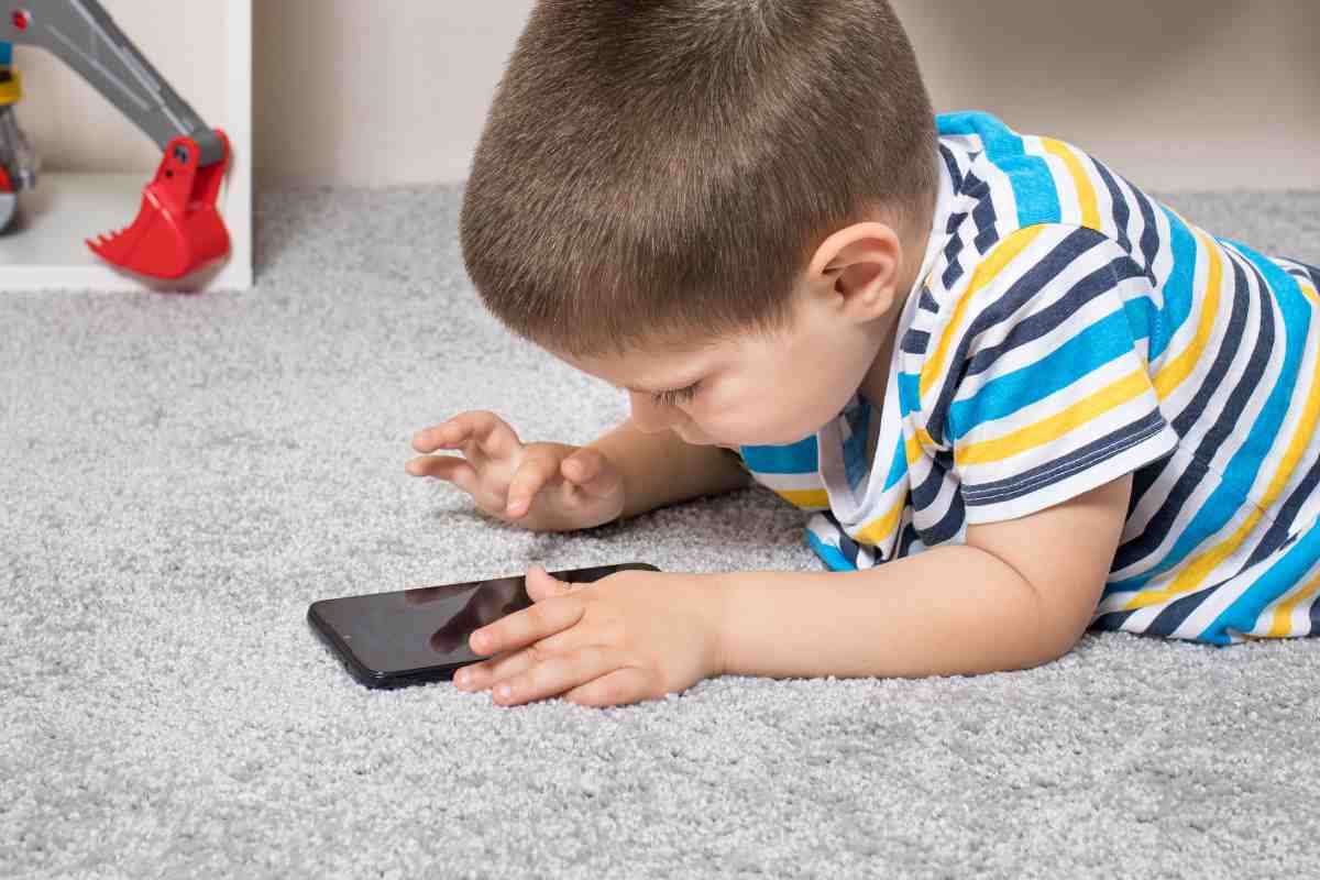 Bambino con smartphone