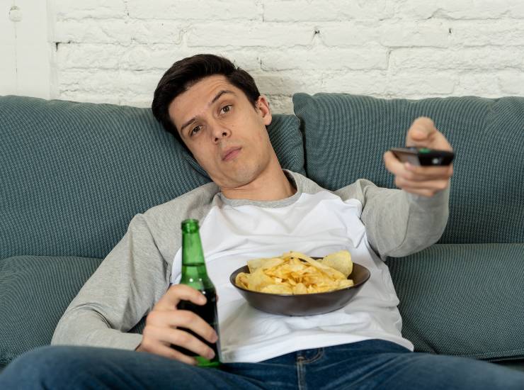 Cattive abitudini: anche mangiare davanti alla televisione ci fa del male. - Solofinanza.it