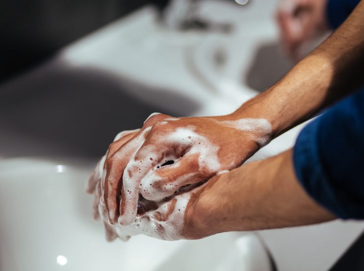 Lavarsi le mani con frequenza: una pratica incoraggiata soprattutto in pandemia. - Solofinanza.it