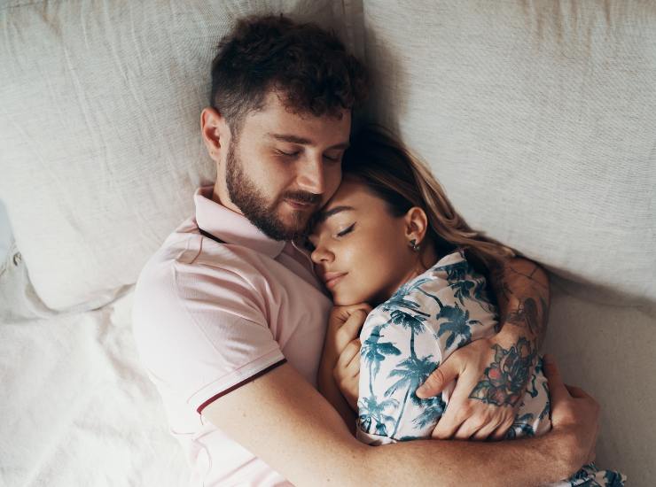 Uno studio scientifico riporta i benefici del sonno se dividiamo il nostro letto con qualcuno che amiamo. - Solofinanza.it