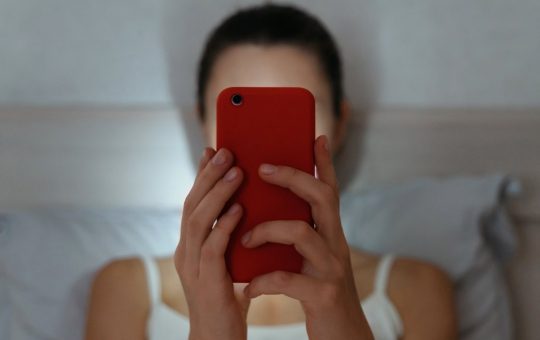 Smartphone a letto: un'abitudine ormai comune. - Solofinanza.it