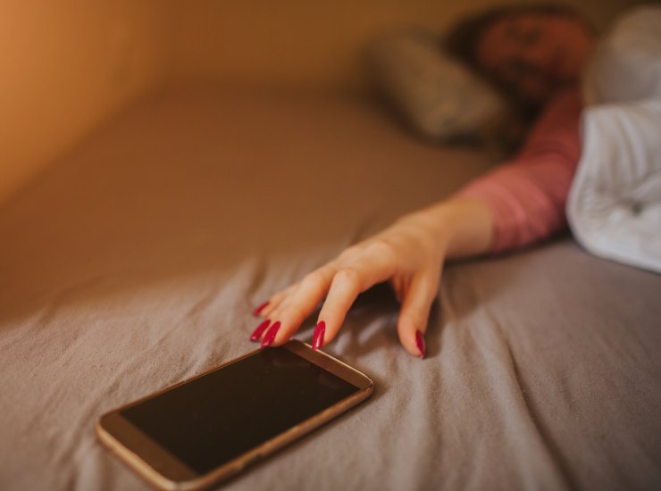 Niente paura, non si parla di radiazioni nocive, ma facciamo comunque attenzione a come usiamo il telefono prima di dormire. - Solofinanza.it