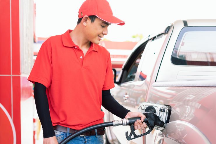 Benzinaio fa rifornimento ad una macchina di un cliente - foto Depositphotos - Solofinanza.it
