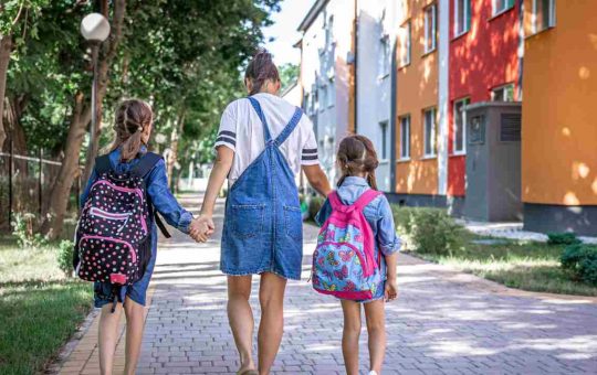 Mamma accompagna le due figlie a scuola - foto Depositphotos - Solofinanza.it