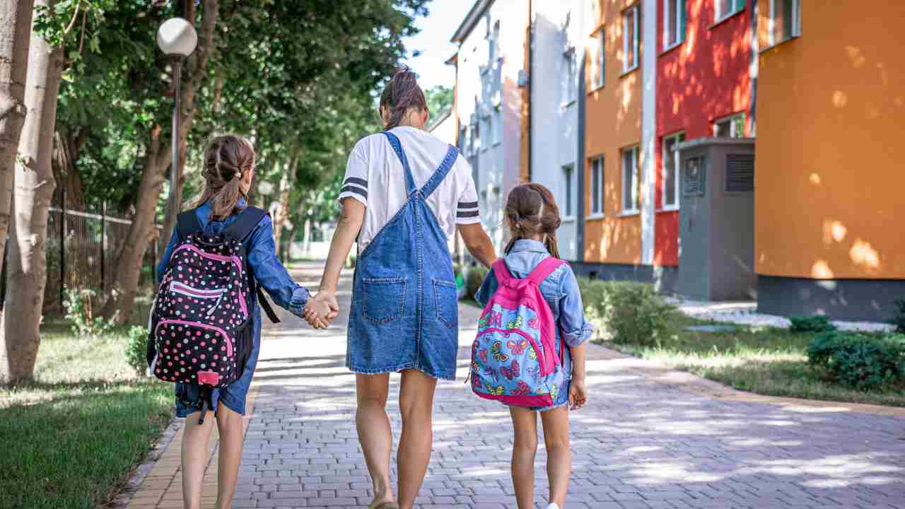 Mamma accompagna le due figlie a scuola - foto Depositphotos - Solofinanza.it