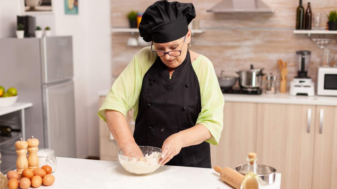 Nonna che prepara dolce pasquale in casa - foto Depositphotos - Solofinanza.it