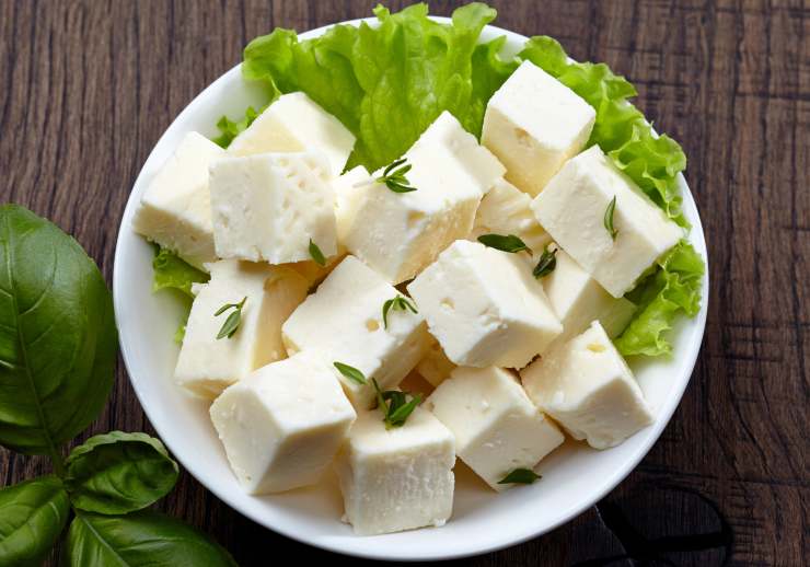 Piatto ricco di feta e foglie di lattuga fresca - foto Depositphotos - Solofinanza.it