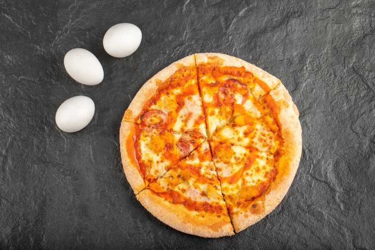 Pizza con accanto ingredienti proteici per arricchirla - foto Depositphotos - Solofinanza.it