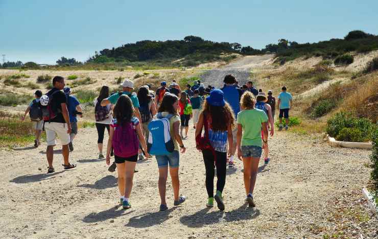 Ragazzi impegnati in una gita scolastica fuori porta - foto Depositphotos - Solofinanza.it