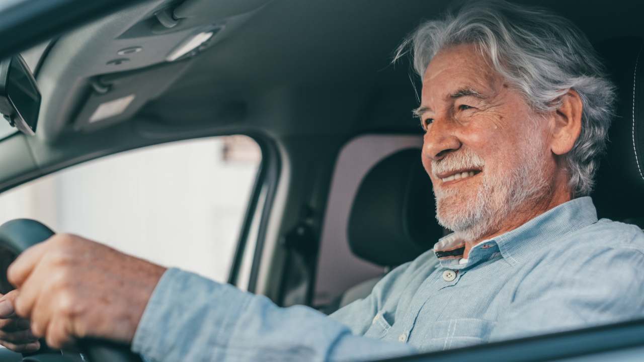 Uomo adulto al volante fiero e soddisfatto - foto Depositphotos - Solofinanza.it