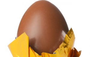 Uovo di Pasqua con intorno carta gialla - foto Depositphotos - Solofinanza.it