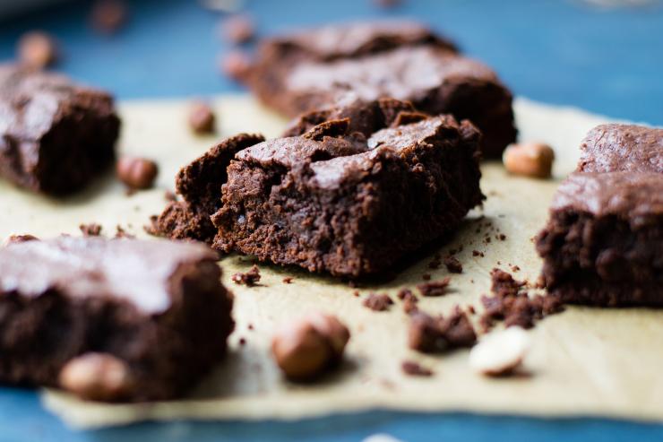 Brownies al cioccolato in un piatto con le nocciole - foto Depositphotos - Solofinanza.it