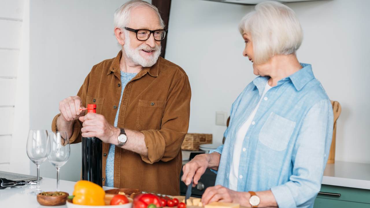 Coppia felice intenta a preparare una cena light - foto Depositphotos - Solofinanza.it