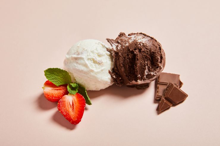 Fragole con gelato al cocco e cacao e pezzi di cioccolato - foto Depositphotos - Solofinanza.it