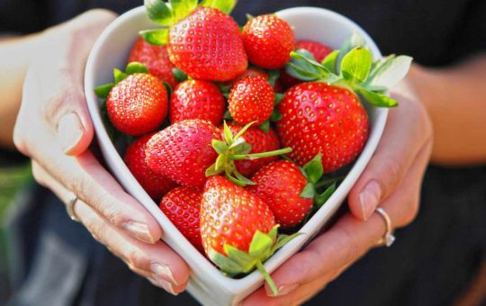 Fragole raccolte in un cestino a forma di cuore - foto Depositphotos - Solofinanza.it