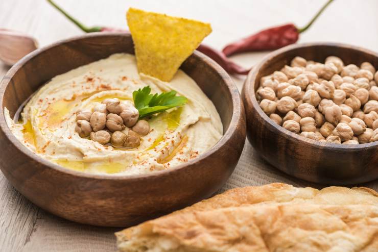 Hummus di ceci con tortillas pronto da essere servito - foto Depositphotos - Solofinanza.it