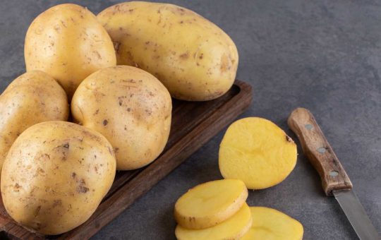 Patate da sbucciare e pronte per fare la torta - foto Depositphotos - Solofinanza.it