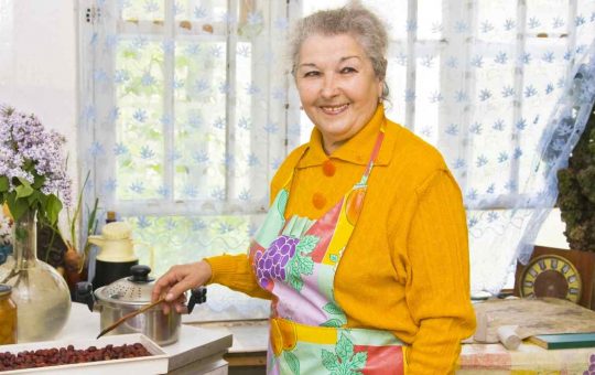 Signora pronta a preparare delizie per l'intera famiglia - foto Depositphotos - Solofinanza.it