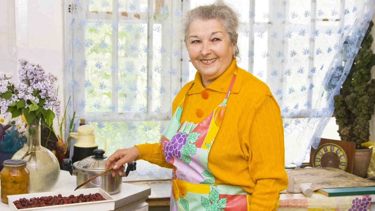 Signora pronta a preparare delizie per l'intera famiglia - foto Depositphotos - Solofinanza.it