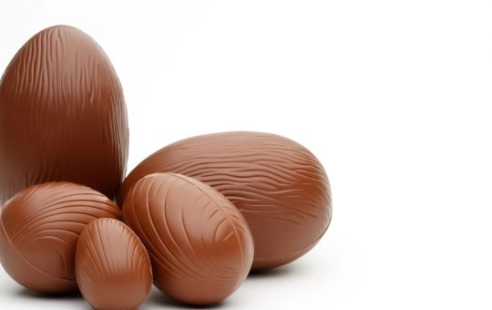 Uova di cioccolato adagiate su un fondo bianco - foto Depositphotos - Solofinanza.it