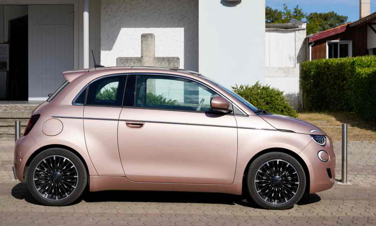 Fiat 500e baciata dal sole - foto Depositphotos - Solofinanza.it